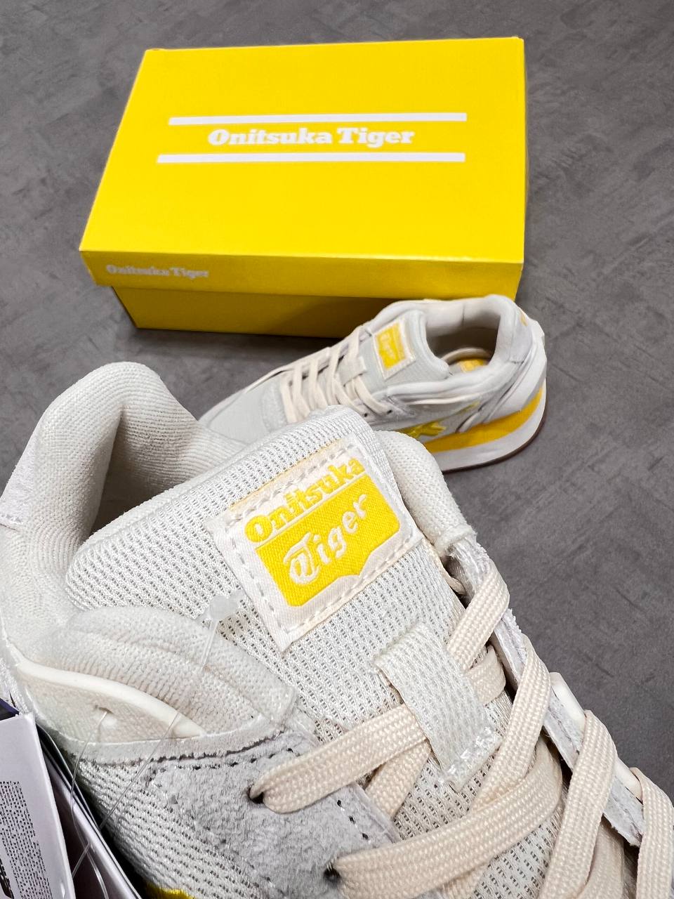 Onitsuka Tiger Moage CO Mineral Beige Vibrant Yellow